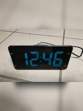 Bed vibrating alarm clock
